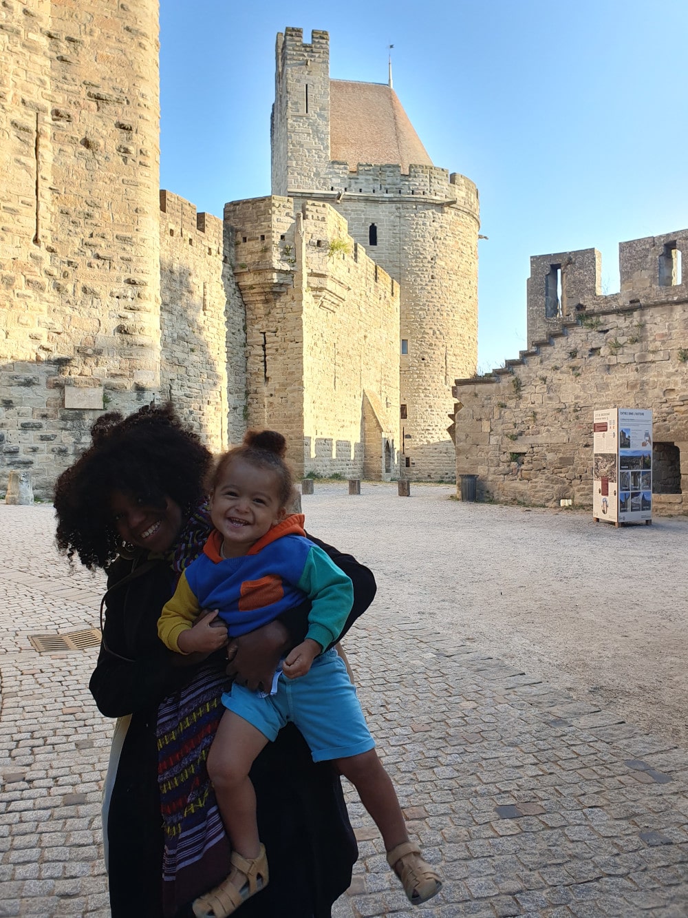 Edna et Siloë à l'entrée de la Cité de Carcasonne